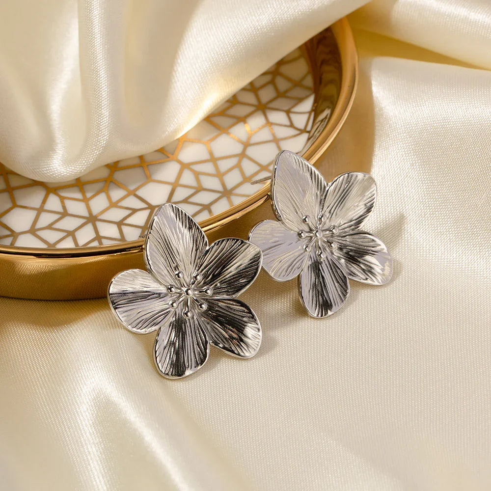 Gold-Plated Allysa Flower Earrings – Nature-Inspired Elegance